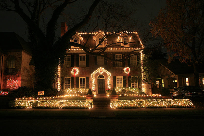 Picture of a decorated house with C9 bulbs, mini lights