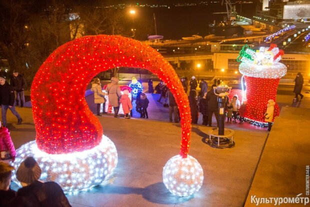 6ft Giant Pre-Lit LED Santa Hat